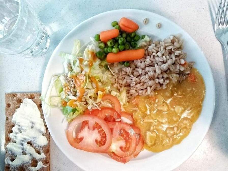 Як виглядають шкільні обіди в різних країнах світу (фото)